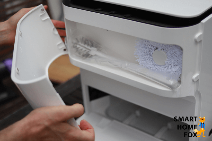 Показан отсек для хранения  Yeedi Mop Station